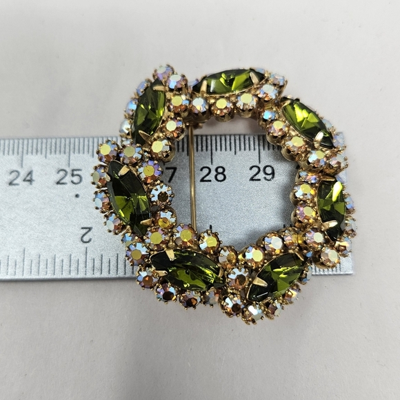 Vtg Brooch Peridot-Aurora Gem Wreath Shape Green & Clear Iridescence Rhinestones - Picture 4 of 4